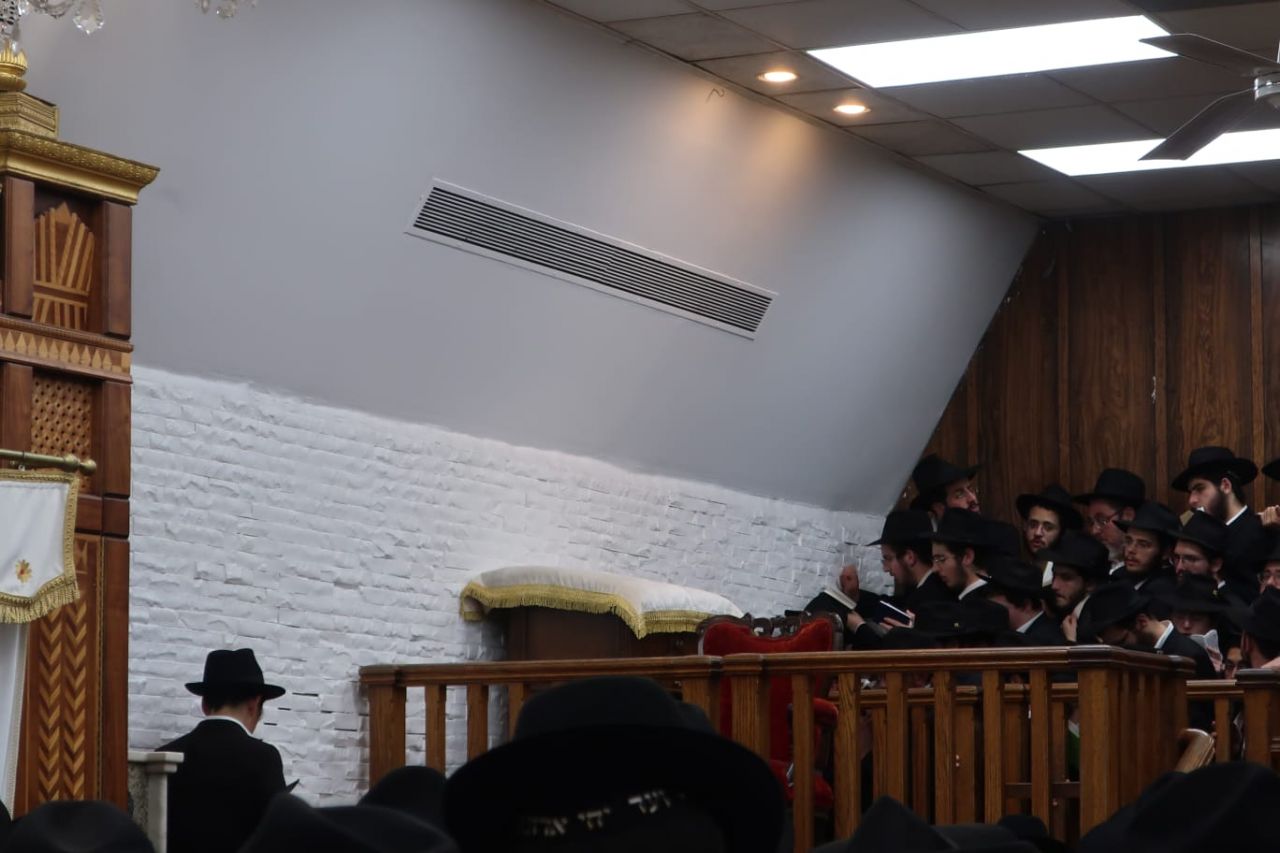 ערב שמחת תורה על גבי הבימה המיוחדת המוגבהת